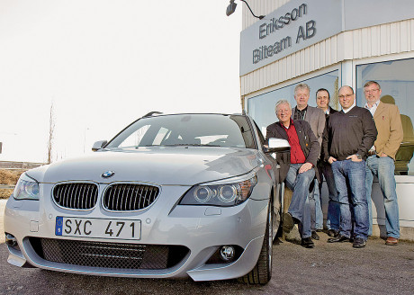 Fr&aring;n v&auml;nster BMW 5-serie Touring, Christer Eriksson, VD, och n&aring;gra av medarbetarna som fr&aring;n den 7 maj s&auml;ljer BMW i G&auml;vle. Fotograf: Per-Erik J&auml;derberg
