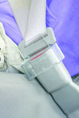 Änglavakt är tillverkad i transparent plast för att omärkligt smälta in i alla bilinteriörer. Hjälpmedlet kan monteras utan verktyg och är lätt att snabbt avlägsna i händelse av en nödsituation. Foto: Bilanpassning i Staffanstorp