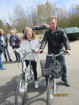 Julia och Peter Linander testade elcykel