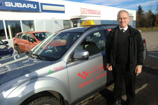 Pekka Hast visar sin gasdrivna taxibil, en Subaru Galaxy