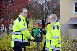 Jesper Sjödin och Ingrid Gestrin är servicemontörer på Midroc och arbetar med att sätta upp laddstolpar för laddinfrastrukturprojektet.