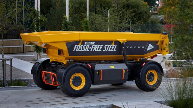 Volvokoncernen lanserar världens första fordon tillverkat av fossilfritt stål.